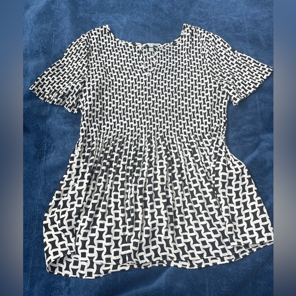 Floral & Ivy short sleeve black and white smocked top. - Picture 1 of 4